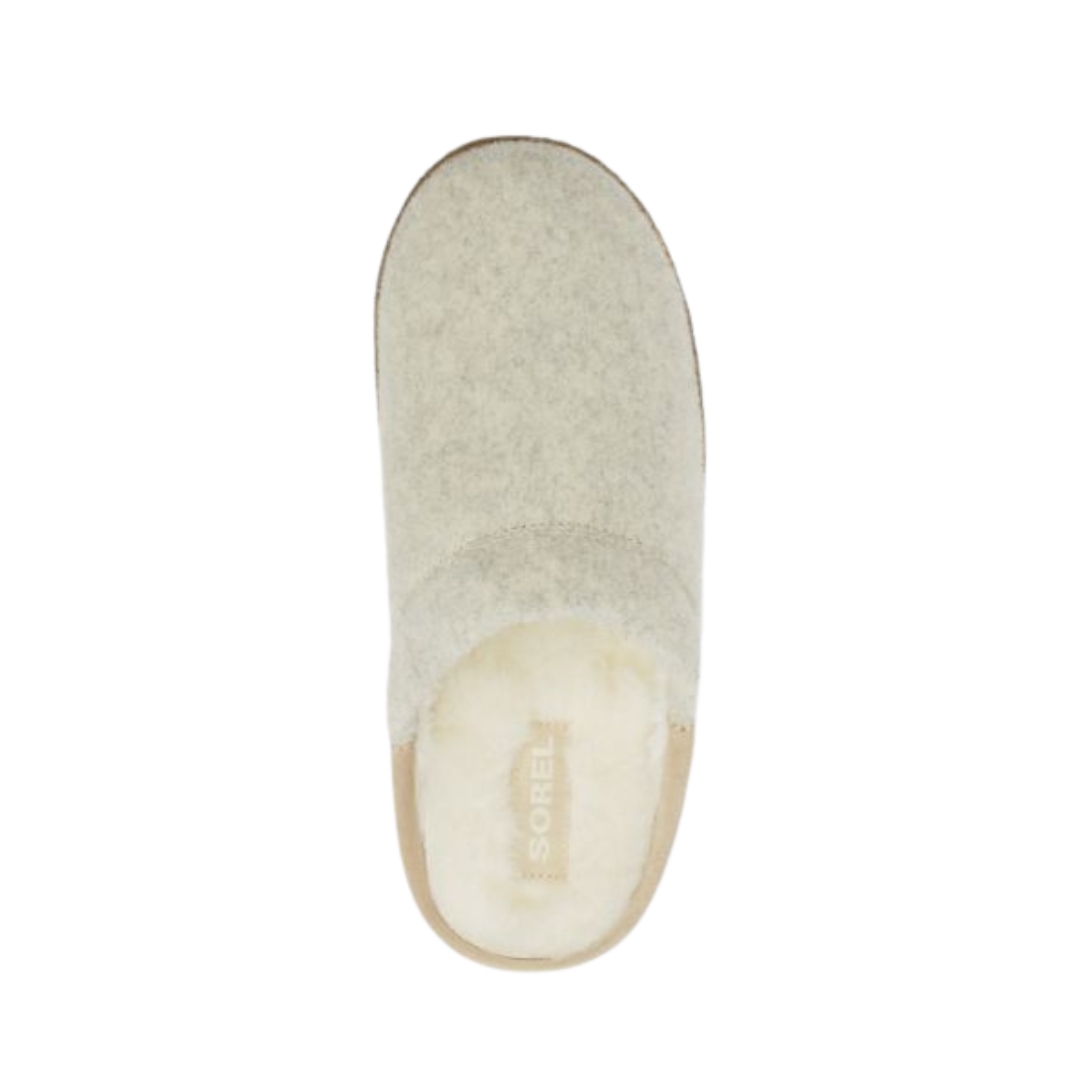 PANTOUFLE SOREL NAKISKA SCUFF POUR FEMME couleur 271-ANCIENT FOSSIL/GUM2 vue de la pantoufle blanc cassé a semelle brune du dessus