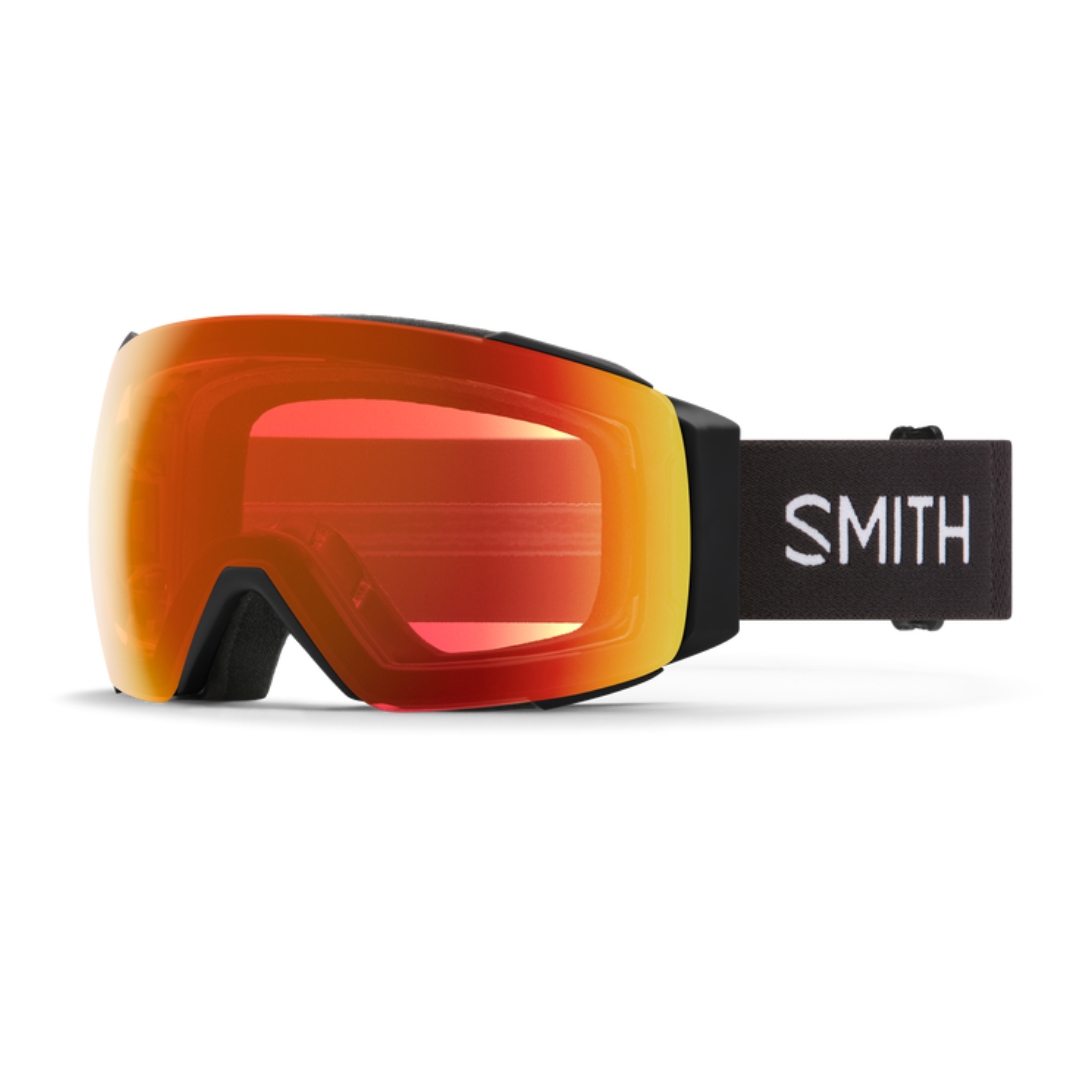 LUNETTE DE SKI ALPIN SMITH OPTICS I/O MAG POUR ADULTE couleur BLACK/CHROMAPOP EVERYDAY RED MIRROR VUE DE LA LUNETTE NOIR, BANDE ÉLASTIQUE NOIRE LETTRÉE BLANC, LENTILLE MIROIR ROUGE DÉGRADÉE JAUNE