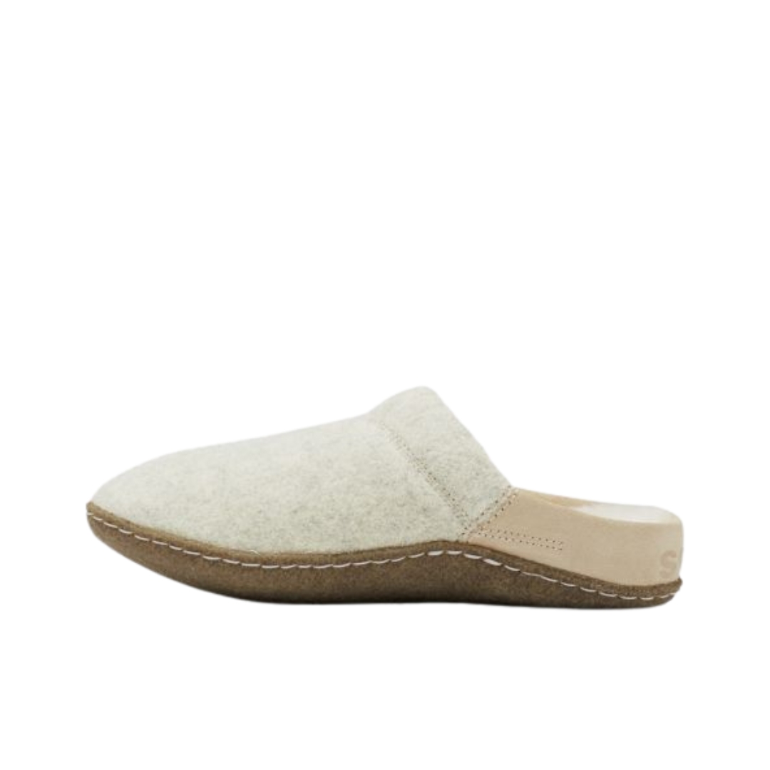 PANTOUFLE SOREL NAKISKA SCUFF POUR FEMME couleur 271-ANCIENT FOSSIL/GUM2 vue de la pantoufle blanc cassé a semelle brune de profil gauche