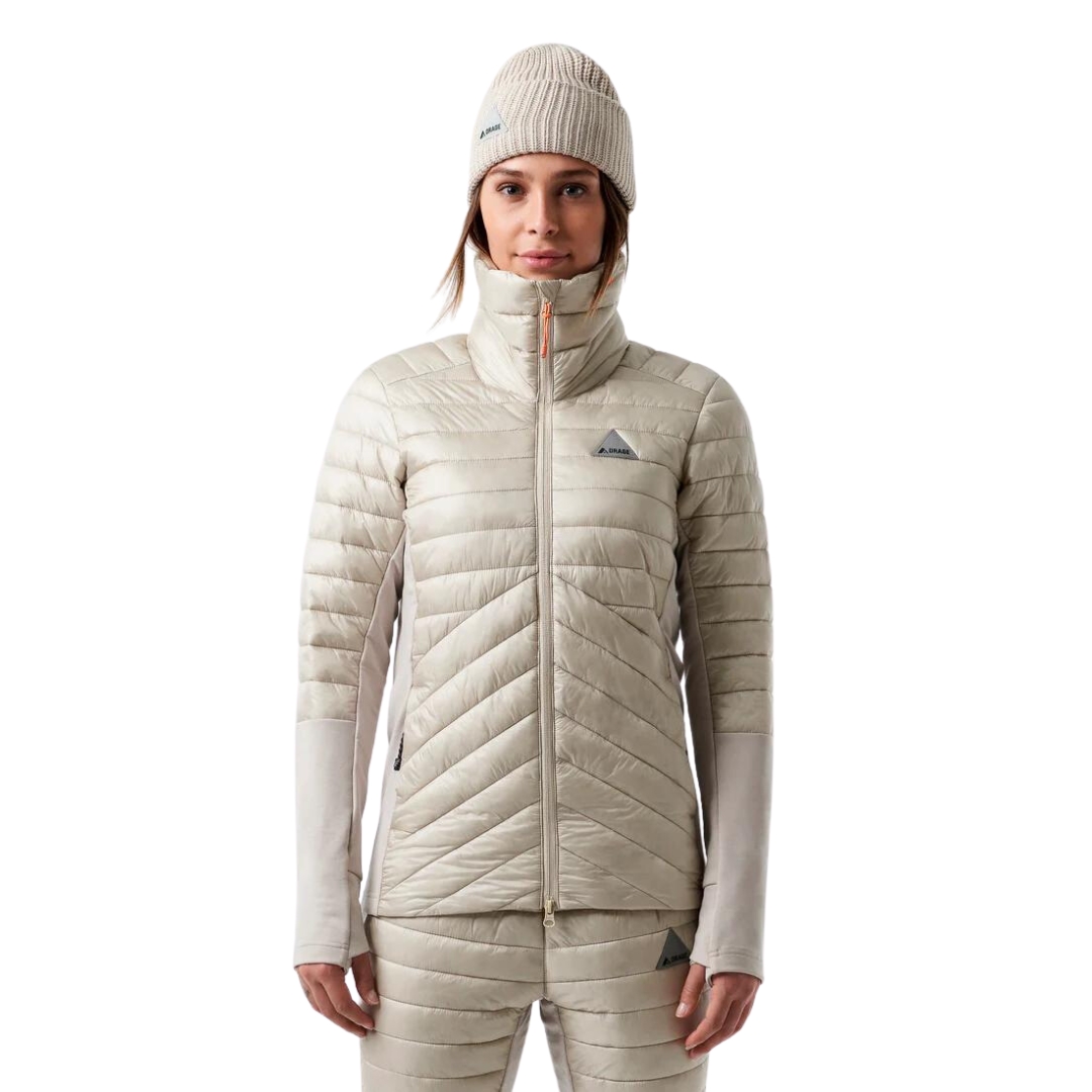 MANTEAU ISOLÉ BI MATIÈRE ORAGE PHOENIX GILLTEK POUR FEMME couleur E116-DARK BIRCH vu du manteau blanc cassé matelassé porté par une femme vue de la tête aux cuisses de face