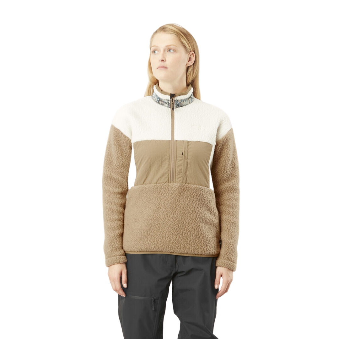 VESTE EN LAINE POLAIRE PICTURE NAATIL 1/4 ZIP POUR FEMME couleur tannin vue de la veste brun/beige et crème portée par une femme vue de la tête aux cuisses de face