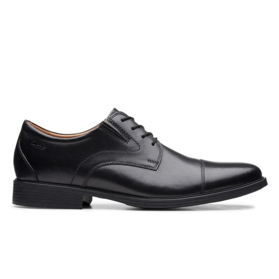 CHAUSSURE URBAINE LACÉE CLARKS WHIDDON CAP POUR HOMME couleur noir vue de la chaussure noire de profil droit