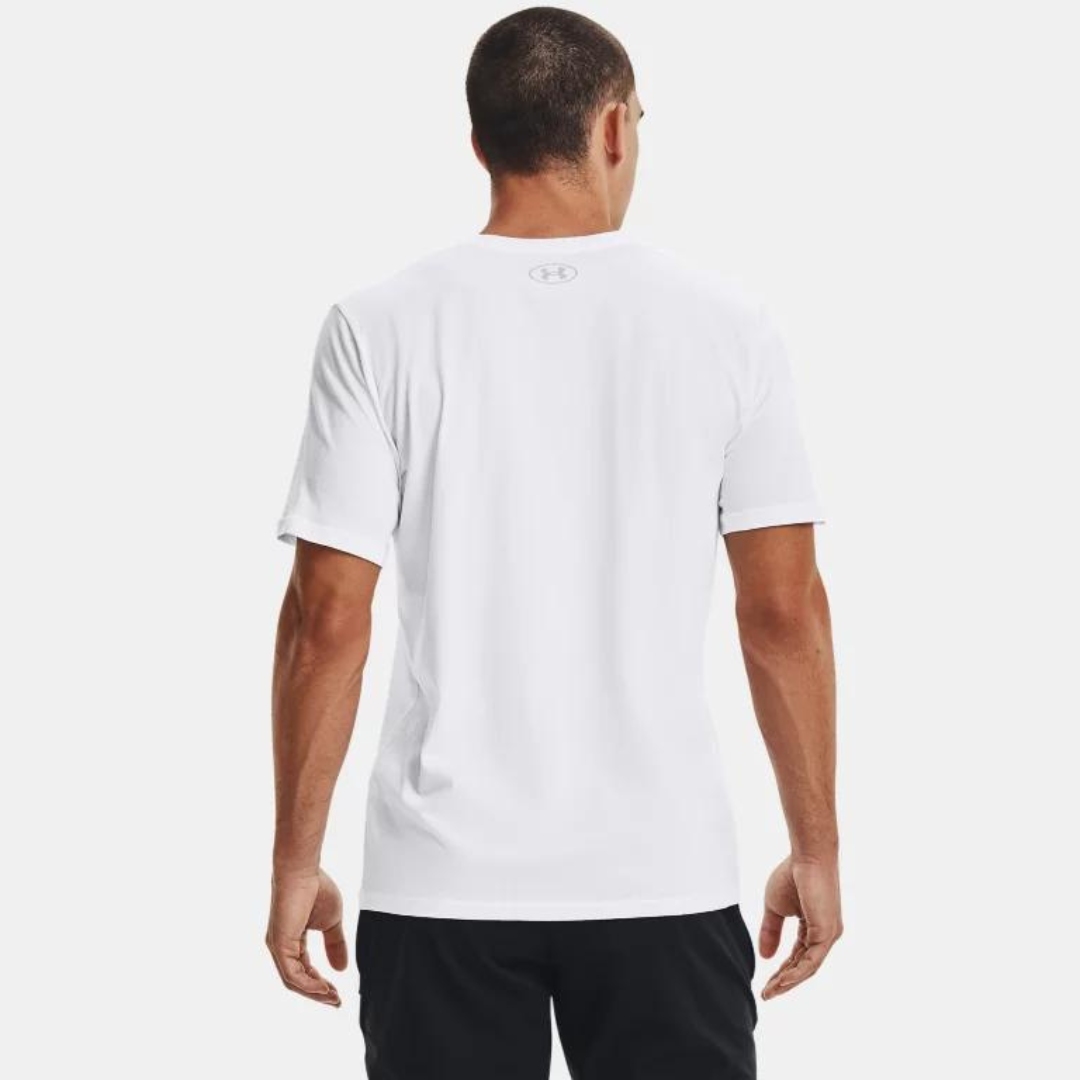 CHANDAIL À MANCHES COURTES UNDER ARMOUR UA SPORTSTYLE LOGO POUR HOMME COULEUR 100-WHITE/BLACK PORTÉ PAR UN HOMME VU DE DOS CHANDAIL ENTIÈREMENT BLANC ON VOIT LE LOGO IMPRIMÉ À L'INTÉRIEUR DU T-SHIRT