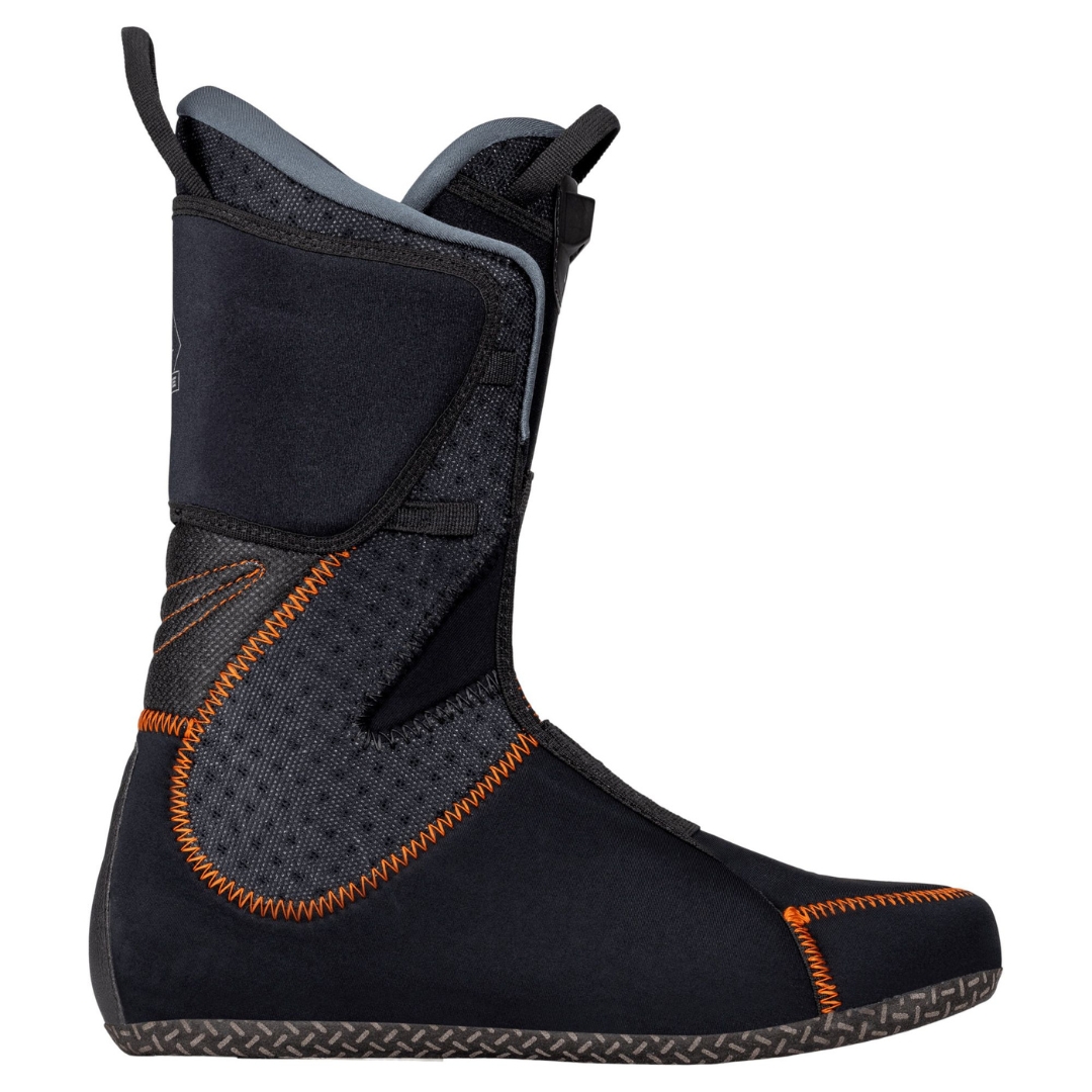 BOTTE DE SKI HAUTE ROUTE SCOTT COSMOS TOUR COULEUR ASPEN BLUE VU DE LA BOTTE BLEUE, GRISE ET DÉTAILS ORANGE FLUO VU DU CHAUSSON ISOLANT