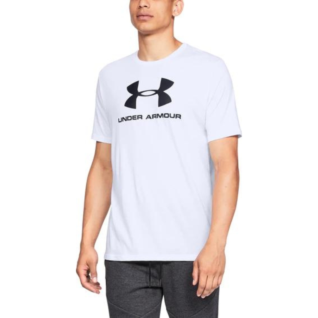 CHANDAIL À MANCHES COURTES UNDER ARMOUR UA SPORTSTYLE LOGO POUR HOMME COULEUR 100-WHITE/BLACK PROTÉ PAR UN HOMME VU DE FACE CHANDAIL À MANCHES COURTES BLANC AVEC IMPRIMÉ NOIR