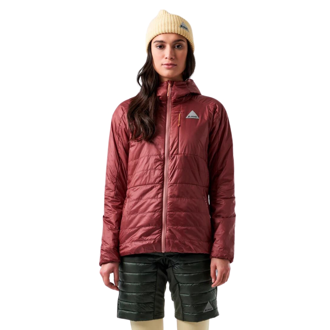 MANTEAU ISOLÉ ORAGE SUMMIT GILLTEK POUR FEMME couleur K123-SOCKEYE vu du mnateau matelassé rouge brique porté par une femme vue de la tête aux cuisses de face