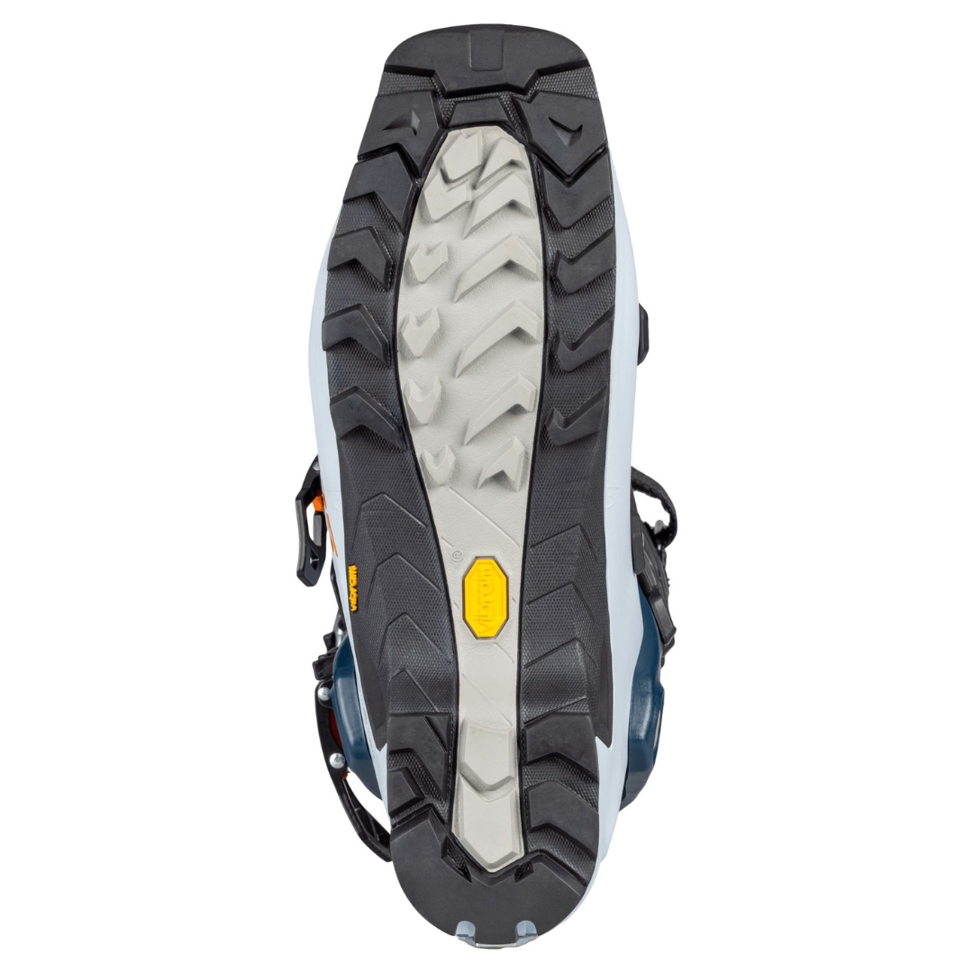 BOTTE DE SKI HAUTE ROUTE SCOTT COSMOS TOUR COULEUR ASPEN BLUE VU DE LA BOTTE BLEUE, GRISE ET DÉTAILS ORANGE FLUO VUE DE LA SEMELLE D'USURE