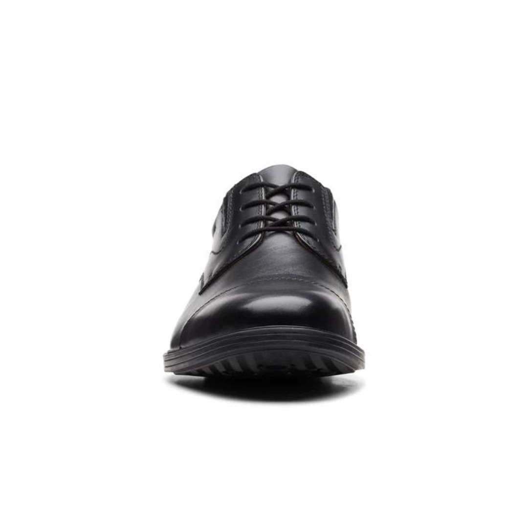 CHAUSSURE URBAINE LACÉE CLARKS WHIDDON CAP POUR HOMME couleur noir vue de la chaussure noire de face