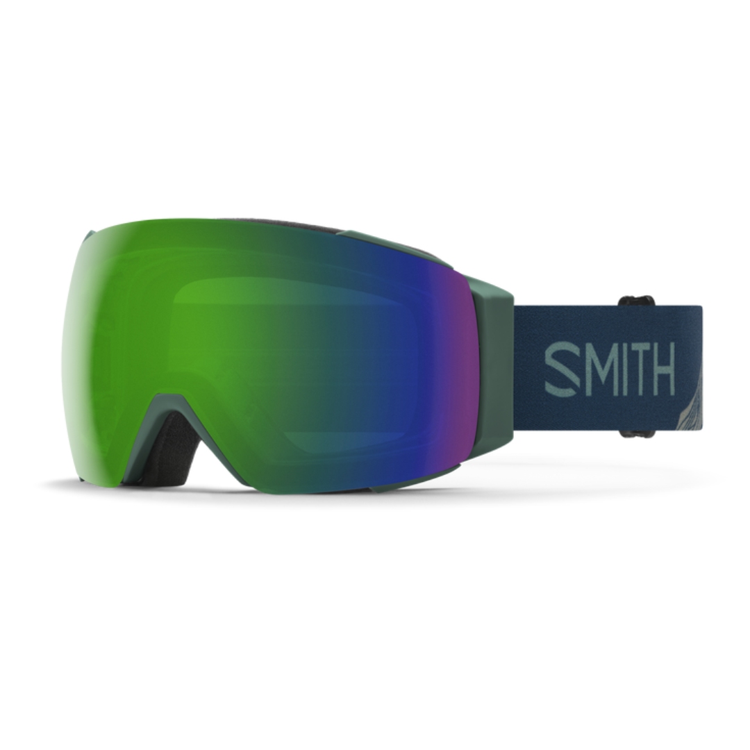LUNETTE DE SKI ALPIN SMITH OPTICS I/O MAG POUR ADULTE couleur AC | BOBBY BROWN/CHROMAPOP SUN GREEN MIRROR VUE DE LA LUNETTE VERTE AVEC BANDE ÉLASTIQUE BLEU TURQUOISE FONCÉ ET CRÈME AINSI QUE LA LENTILLE VERTE MIROIR AVEC DÉGRADÉS BLEUS MAUVE