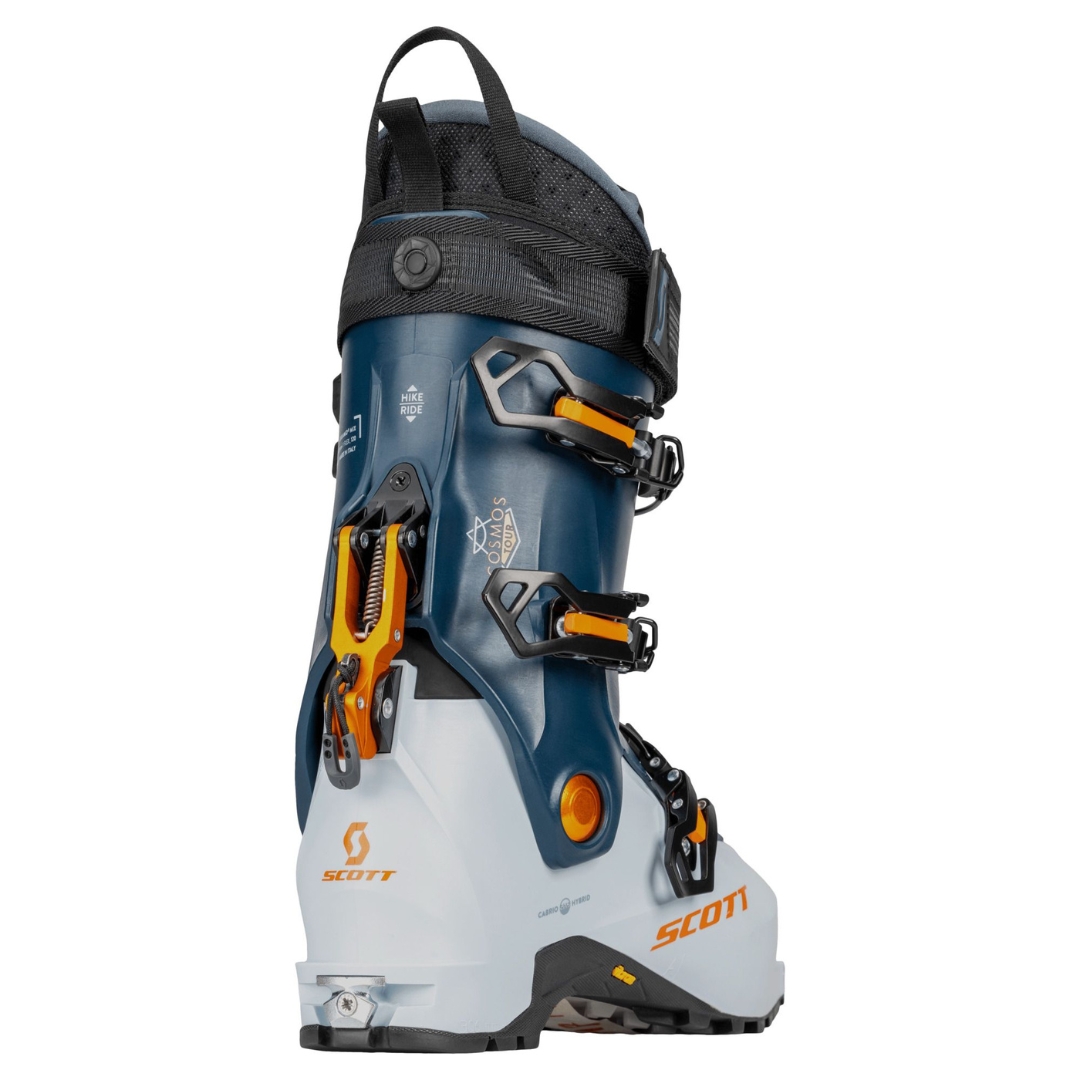 BOTTE DE SKI HAUTE ROUTE SCOTT COSMOS TOUR COULEUR ASPEN BLUE VU DE LA BOTTE BLEUE, GRISE ET DÉTAILS ORANGE FLUO DE PROFIL ARRIÈRE DROIT