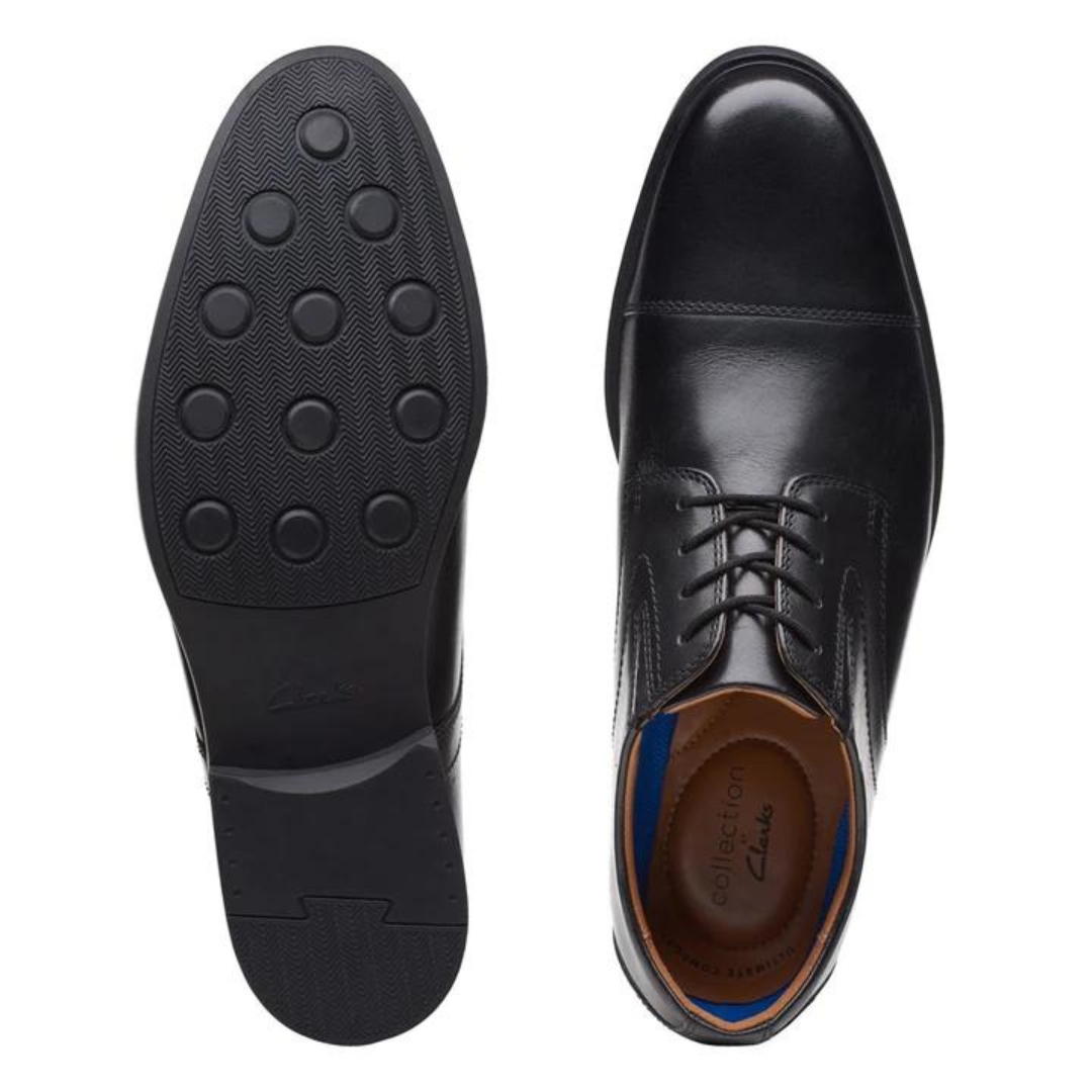 CHAUSSURE URBAINE LACÉE CLARKS WHIDDON CAP POUR HOMME couleur noir vue de la chaussure noire une du dessus et l,autre du dessous