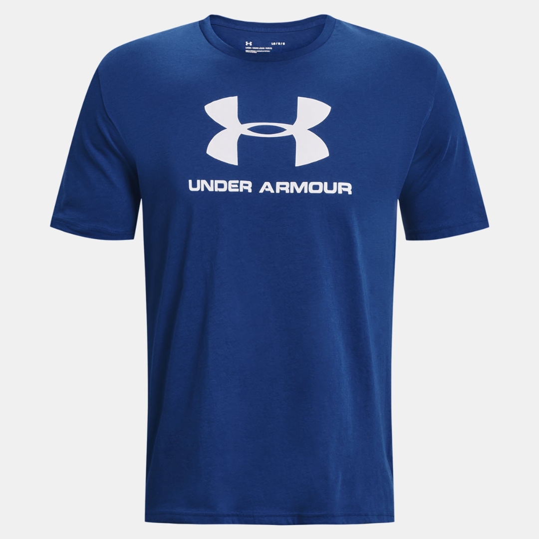 CHANDAIL À MANCHES COURTES UNDER ARMOUR UA SPORTSTYLE LOGO POUR HOMME COULEUR 471-BLUE MIRAGE/WHITE/WHITE VU DE FACE SEUL CHANDAIL BLEU ROYAL AVEC LOGO ET NOM UNDER ARMOUR IMPRIMÉ EN BLANC
