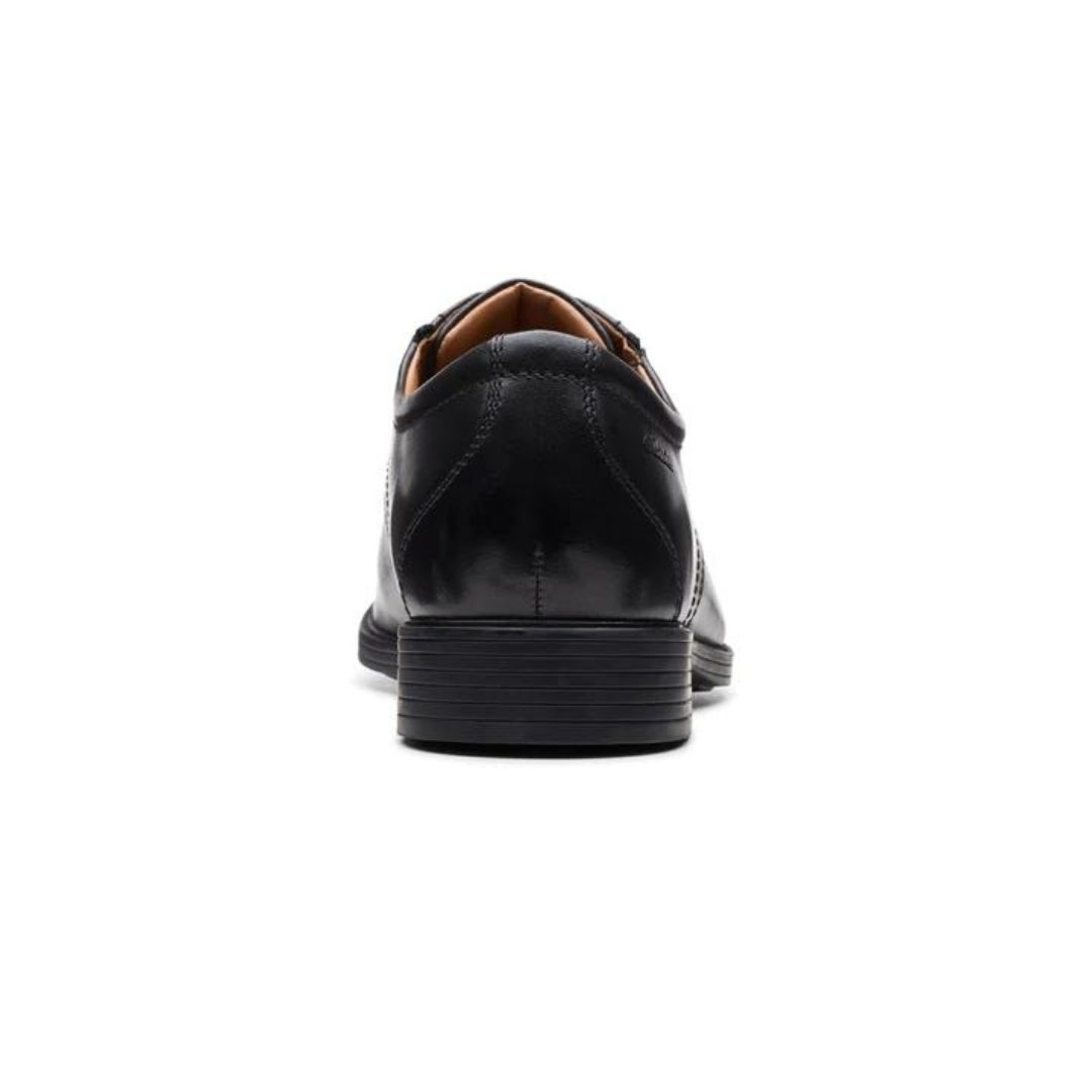 CHAUSSURE URBAINE LACÉE CLARKS WHIDDON CAP POUR HOMME couleur noir vue de la chaussure noire de dos