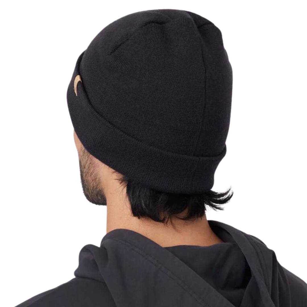 TUQUE EN TRICOT DE LAINE TENTREE KURT POUR ADULTE couleur METEORITE BLACK vue de la tuque noire porté par un homme vu de dos