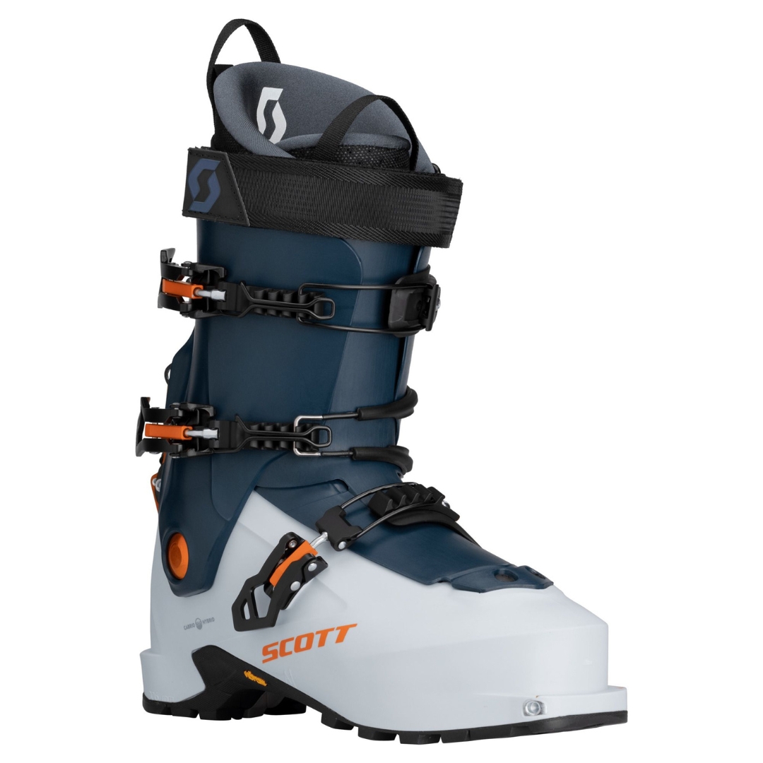 BOTTE DE SKI HAUTE ROUTE SCOTT COSMOS TOUR COULEUR ASPEN BLUE VU DE LA BOTTE BLEUE, GRISE ET DÉTAILS ORANGE FLUO DE PROFIL AVANT DROIT