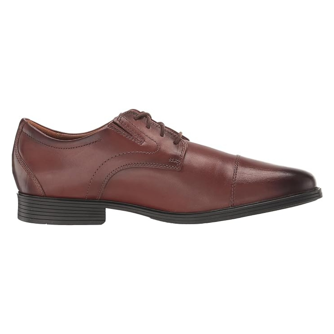 CHAUSSURE URBAINE LACÉE CLARKS WHIDDON CAP POUR HOMME couleur brun acajou vue de la chaussure brune acajou foncé de profil droit