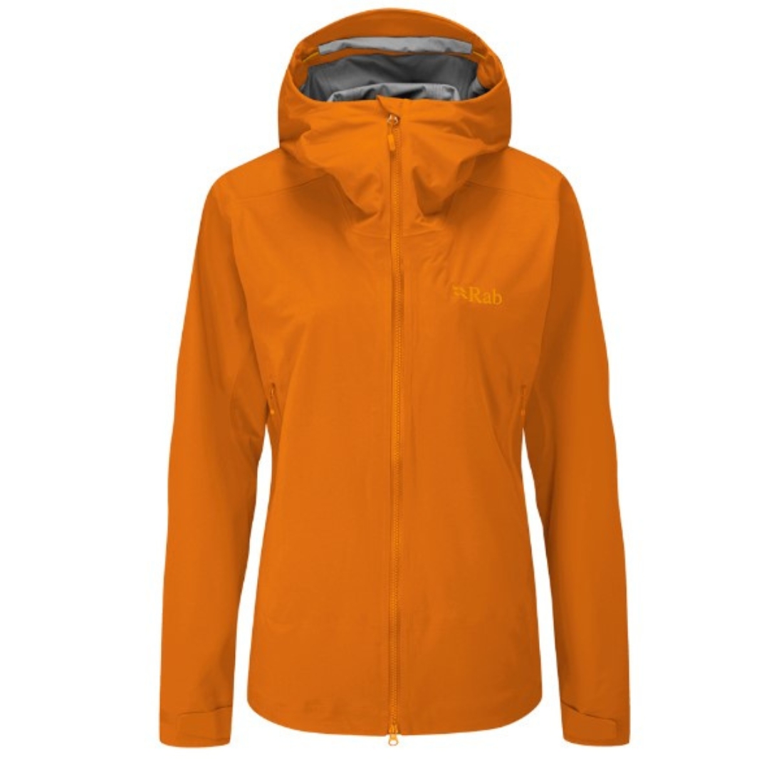 MANTEAU IMPERMÉABLE RAB KINETIC ALPINE 2.0 POUR FEMME couleur marmalade manteau seul vu de face capuchon visible, manteau orcre-orangé avec logo et nom rab imprimé à la poitrine gauche en ocre-orangé plus pale que le manteau