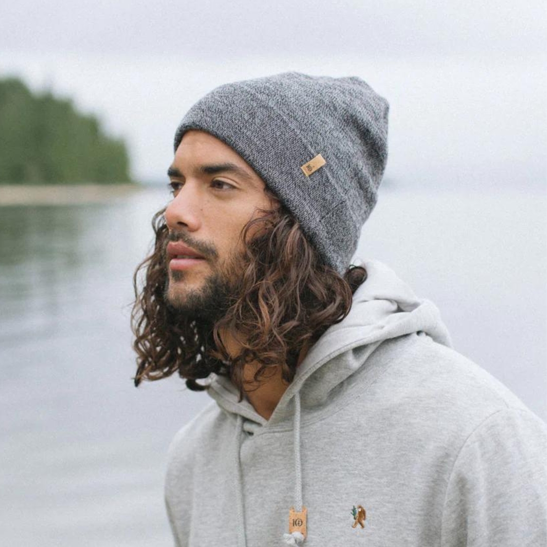 TUQUE EN TRICOT DE LAINE TENTREE KURT POUR ADULTE couleur Meteorite Black Marled vu de la tuque noire chinée portée par un homme vu de profil gauche
