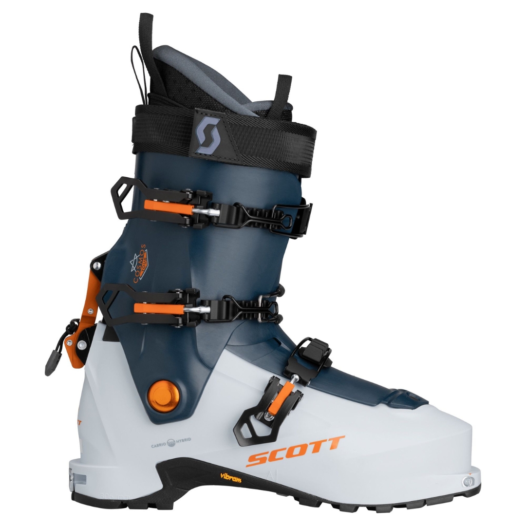 BOTTE DE SKI HAUTE ROUTE SCOTT COSMOS TOUR  COULEUR ASPEN BLUE VU DE LA BOTTE BLEUE, GRISE ET DÉTAILS ORANGE FLUO DE PROFIL DROIT