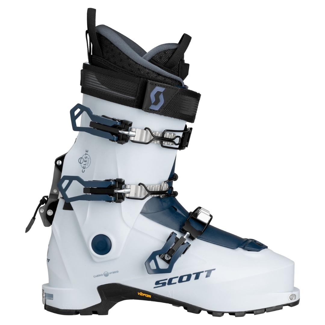 BOTTE DE SKI HAUTE ROUTE SCOTT CELESTE TOUR POUR FEMME couleur GLACE BLUE vu de la botte bleue très pale avec détails bleus foncée de profil droit