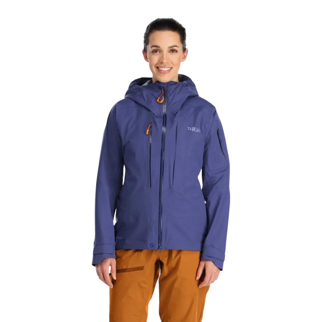 MANTEAU DE SKI RAB KHROMA KINETIC POUR FEMME couleur patriot blue vu du manteau bleu royal foncé porté par une femme vue de la tête aux cuisses de face