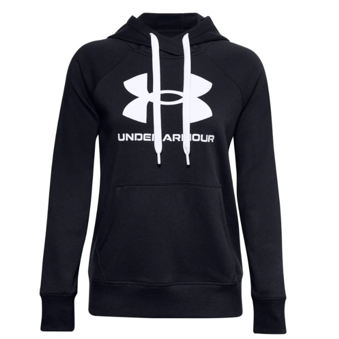 CHANDAIL À CAPUCHON RIVAL FLEECE LOGO POUR FEMME couleur 001-BLACK/WHITE/WHITE vu de face chandail manches longues noir avec imprimé dulogo et nom under armour en blanc au centre du devant