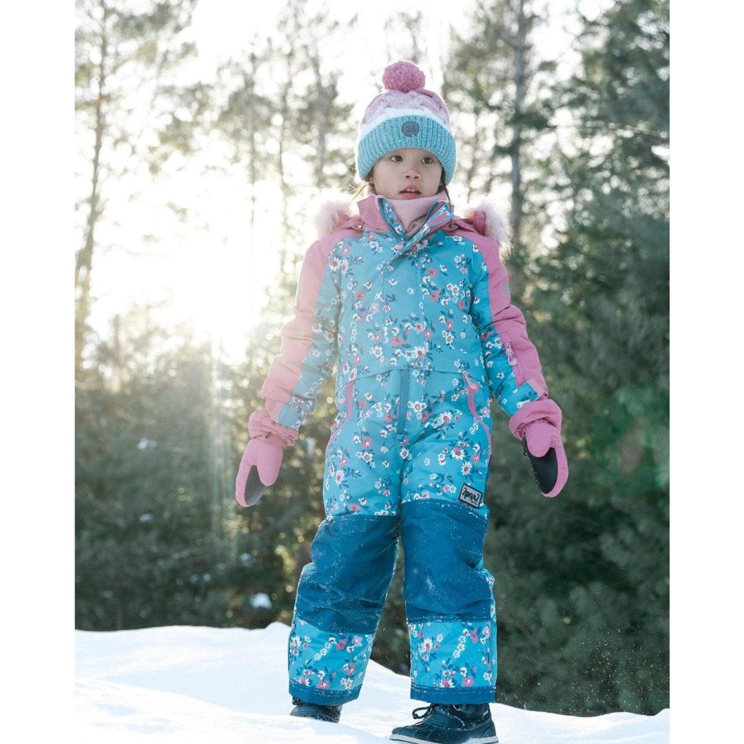 ENSEMBLE DE NEIGE UNE PIÈCE DEUX PAR DEUX PLAY POUR FILLE couleur PRINTED SMALL BOUQUETS vu de l'ensemble bleu ciel, rose pale et bleu marin avec imprimé de petites fleurs porté par une fillette vue dehors de face