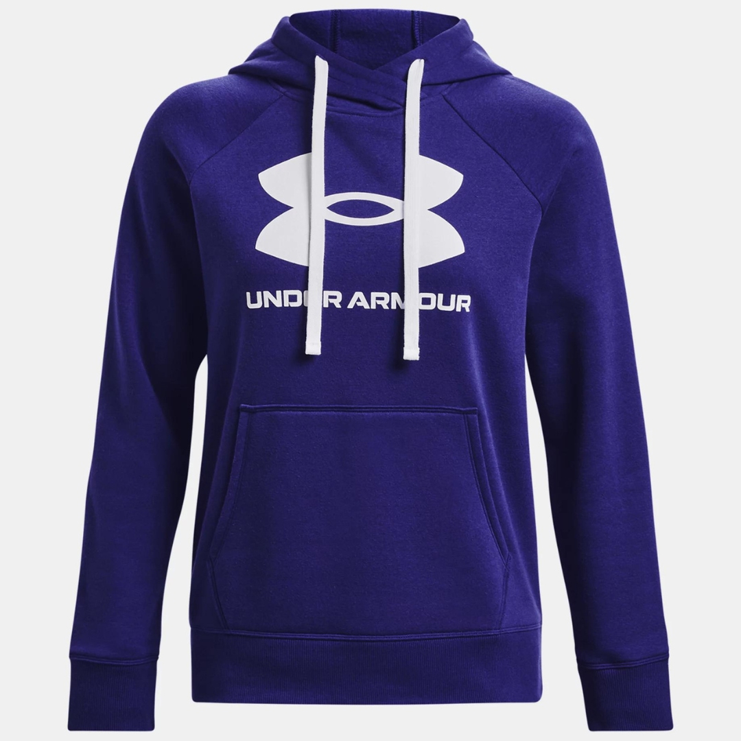 CHANDAIL À CAPUCHON RIVAL FLEECE LOGO POUR FEMME couleur 468-SONAR BLUE/WHITE vu de face chandail bleu royal avec imprimé du nom et logo under armour au devant en blanc