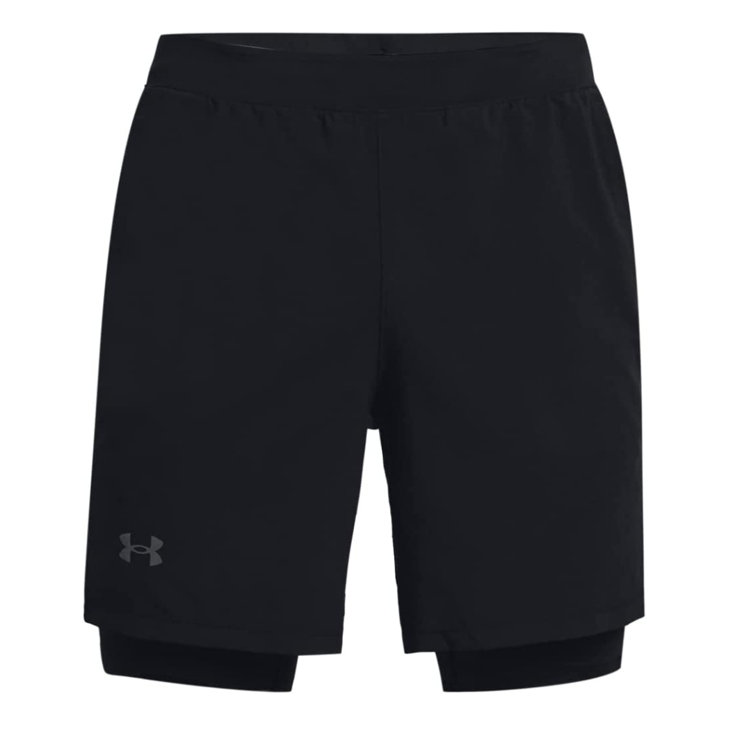 SHORT D'ENTRAINEMENT UNDER ARMOUR UA LAUNCH RUN 2 EN 1 POUR HOMME couleur 001-BLACK/BLACK/REFLECTIVE vu de face taille élastique, logo réfléchissant à la cuisse droite et les deux couches de shorts noires visibles