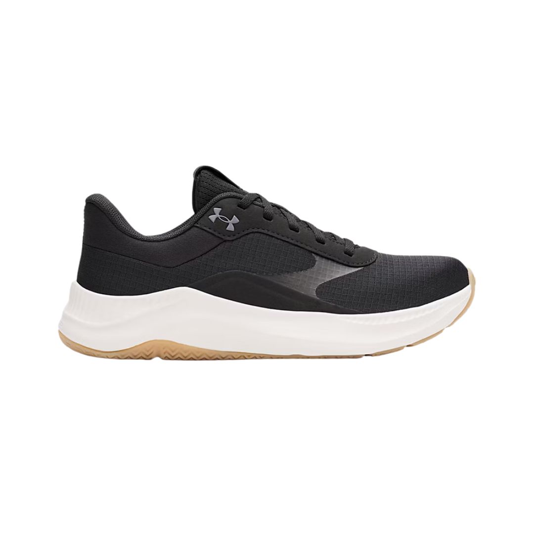 La AURORA 3 est une basket de sport noire dotée d'une semelle blanche et d'une semelle extérieure en caoutchouc beige, arborant le logo Under Armour sur le côté. Elle présente un design bas et une tige en mesh texturé.