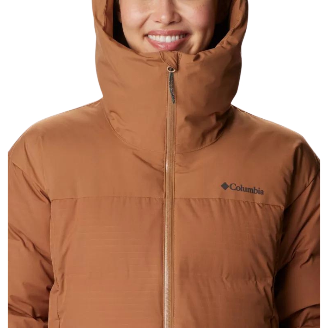 MANTEAU ISOLÉ EN DUVET COLUMBIA OPAL HILL MID POUR FEMME couleur 224-CAMEL BROWN vu du manteau brun sable porté par une femme vue de la tête aux cuisses de face en gros plan sur le haut central u manteau la femme porte un capuchon sur la tête