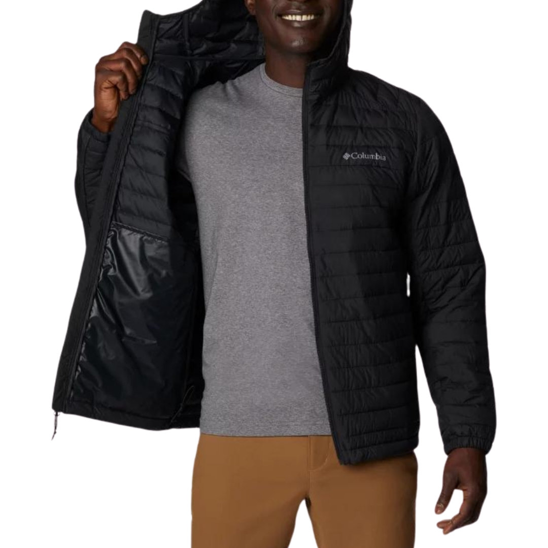 MANTEAU ISOLÉ À CAPUCHON COLUMBIA SILVER FALLS POUR HOMME couleur 010-BLACK vu du manteau matelassé noir porté par un homme vu de la tête aux cuisses de face et il montre un pan intérieur du manteau