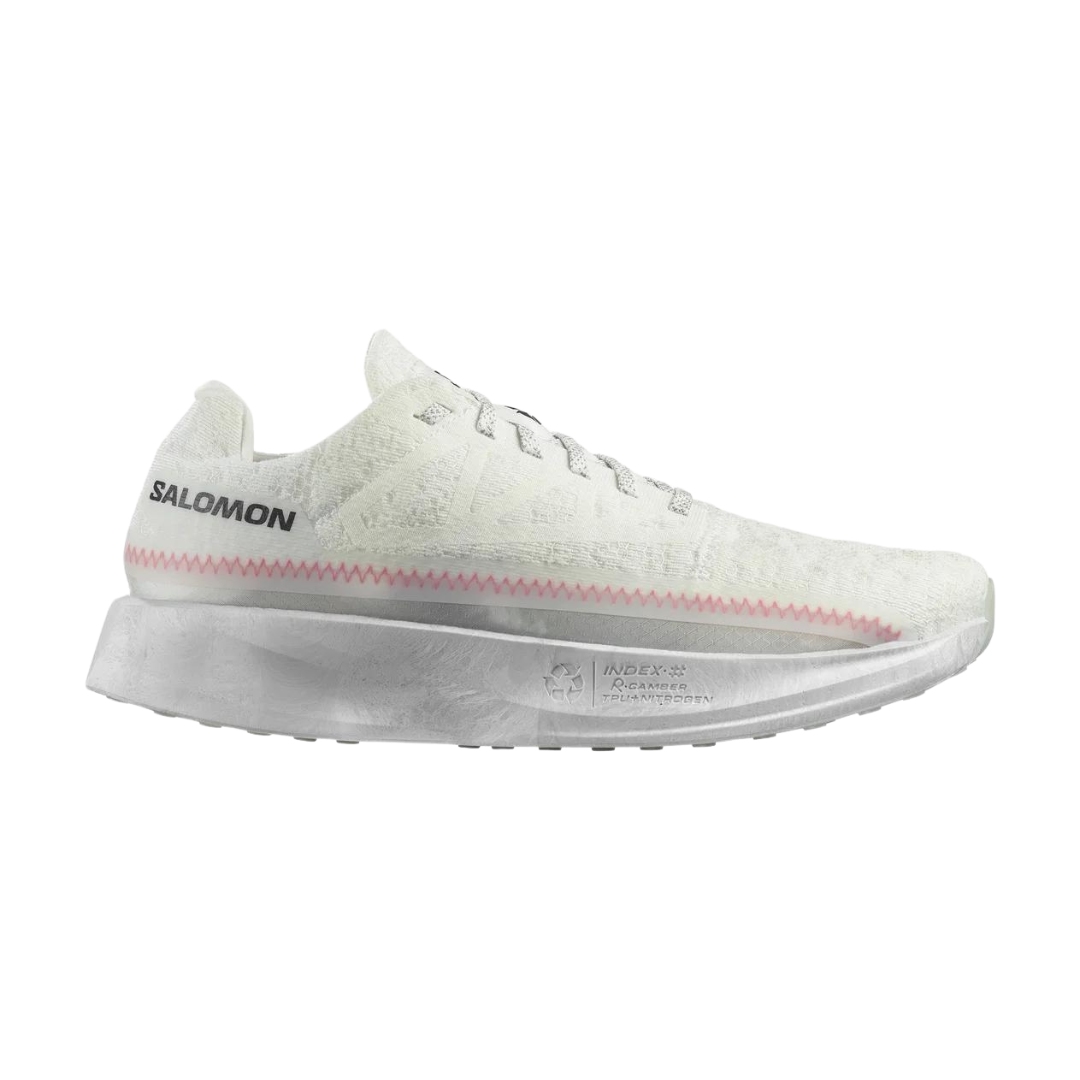 CHAUSSURE DE COURSE RECYCLABLE SALOMON INDEX 03 UNISEXE ADULTE COULEUR WHITE/BLACK/CHERRY TOMATO VUE DE LA CHAUSSURE BLANCHE LETTRÉE NOIRE ET LIGNE DE COUTURE ROUGE DE PROFIL DROIT