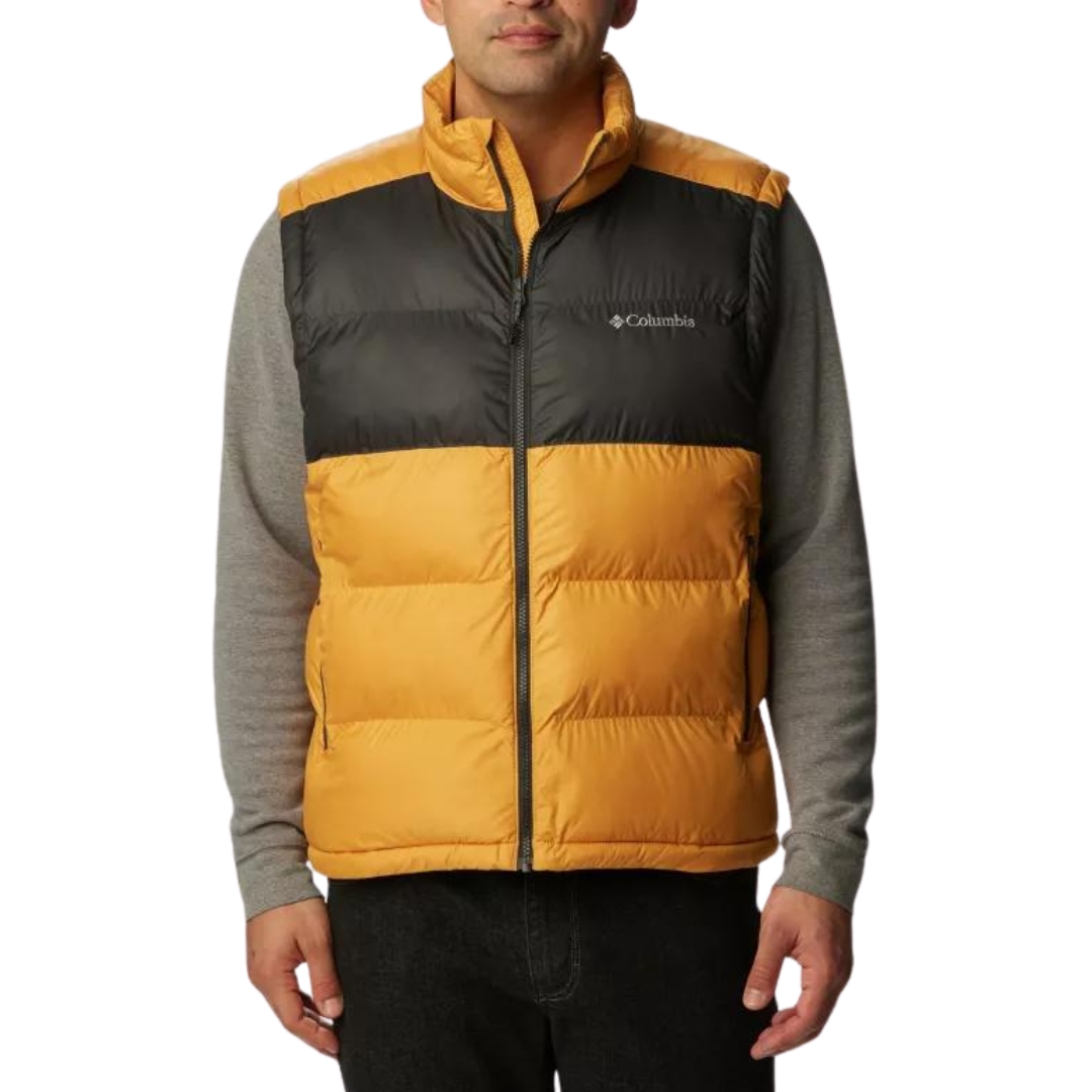 VESTE ISOLÉE SANS MANCHES COLUMBIA PINE LAKE II POUR HOMME couleur 756-RAW HONEY/SHARK vu de la veste jaune ocre et grise foncée portée par un homme vu de la tête aux cuisses de face