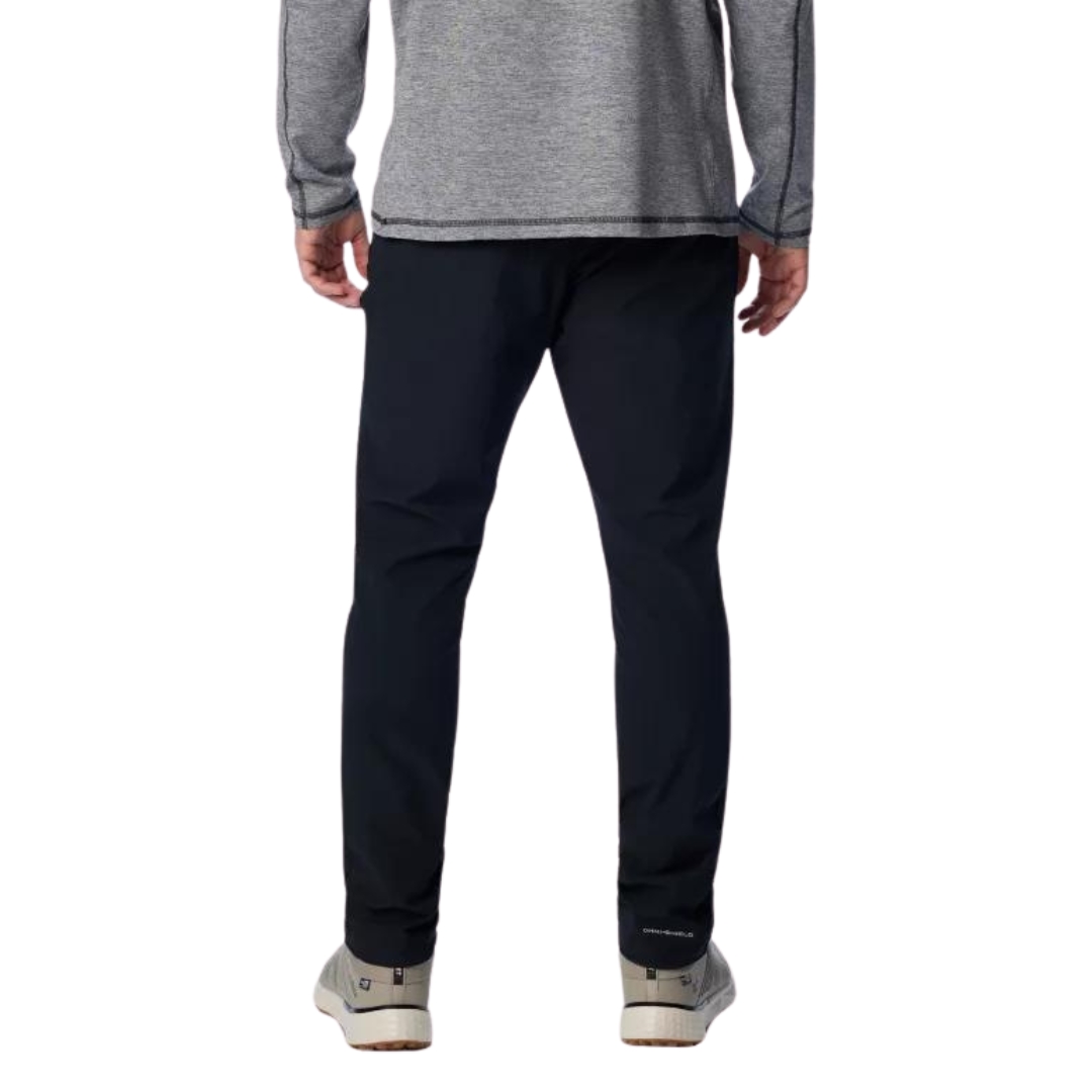 PANTALON DE PLEIN AIR COLUMBIA TRIPLE CANYON II FALL HIKING POUR HOMME COULEUR 101-BLACK VU DU PANTALON NOIR PORTÉ PAR UN HOMME VU DE LA TAILLE AUX PIEDS DE DOS