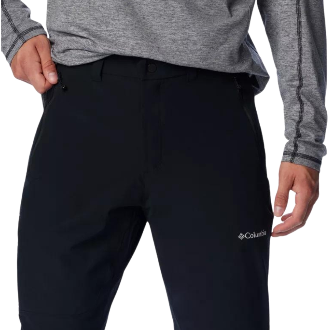 PANTALON DE PLEIN AIR COLUMBIA TRIPLE CANYON II FALL HIKING POUR HOMME COULEUR 101-BLACK VU DU PANTALON NOIR PORTÉ PAR UN HOMME VU DE FACE EN GROS PLAN SUR LE HAUT DU PANTALON