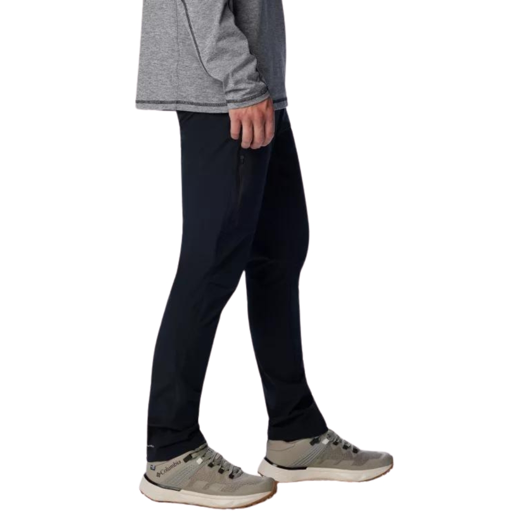 PANTALON DE PLEIN AIR COLUMBIA TRIPLE CANYON II FALL HIKING POUR HOMME COULEUR 101-BLACK VU DU PANTALON NOIR PORTÉ PAR UN HOMME VU DE LA TAILLE AUX PIEDS DE PROFIL DROIT