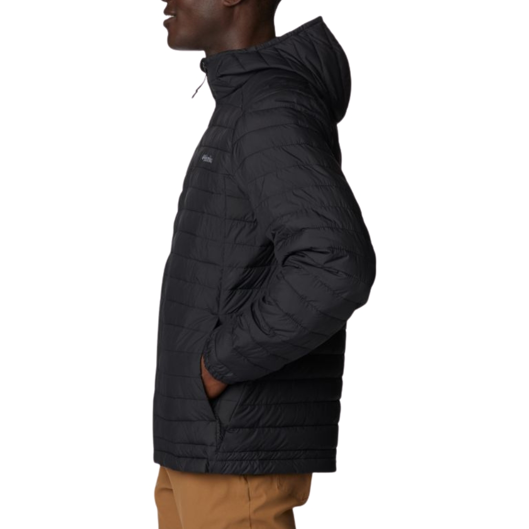 MANTEAU ISOLÉ À CAPUCHON COLUMBIA SILVER FALLS POUR HOMME couleur 010-BLACK vu du manteau matelassé noir porté par un homme vu de la tête aux cuisses de profil gauche