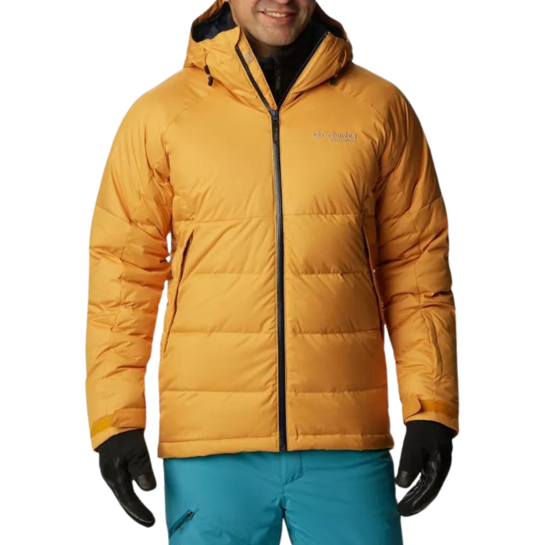 MANTEAU DE SKI ISOLÉ EN DUVET COLUMBIA ROARING FORK POUR HOMME couleur 756-RAW HONEY/COLLEGIATE navy vu du manteau jaune ocre et détails marine porté par un homme vu de la tête aux cuisses de face