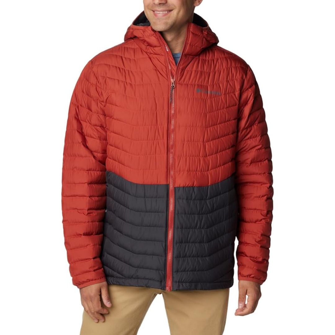 MANTEAU À CAPUCHON ISOLÉ EN DUVET COLUMBIA WESTRIDGE POUR HOMME COULEUR 011-SHARK/WARP RED VU DU MANTEAU ROUGE ET GRIS FONCÉ PORTÉ PAR UN HOMME VU DE LA TÊTE AUX CUISSES DE FACE