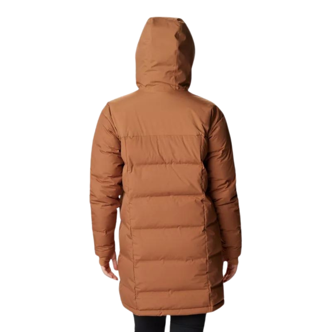MANTEAU ISOLÉ EN DUVET COLUMBIA OPAL HILL MID POUR FEMME couleur 224-CAMEL BROWN vu du manteau brun sable porté par une femme vue de la tête aux cuisses de dos
