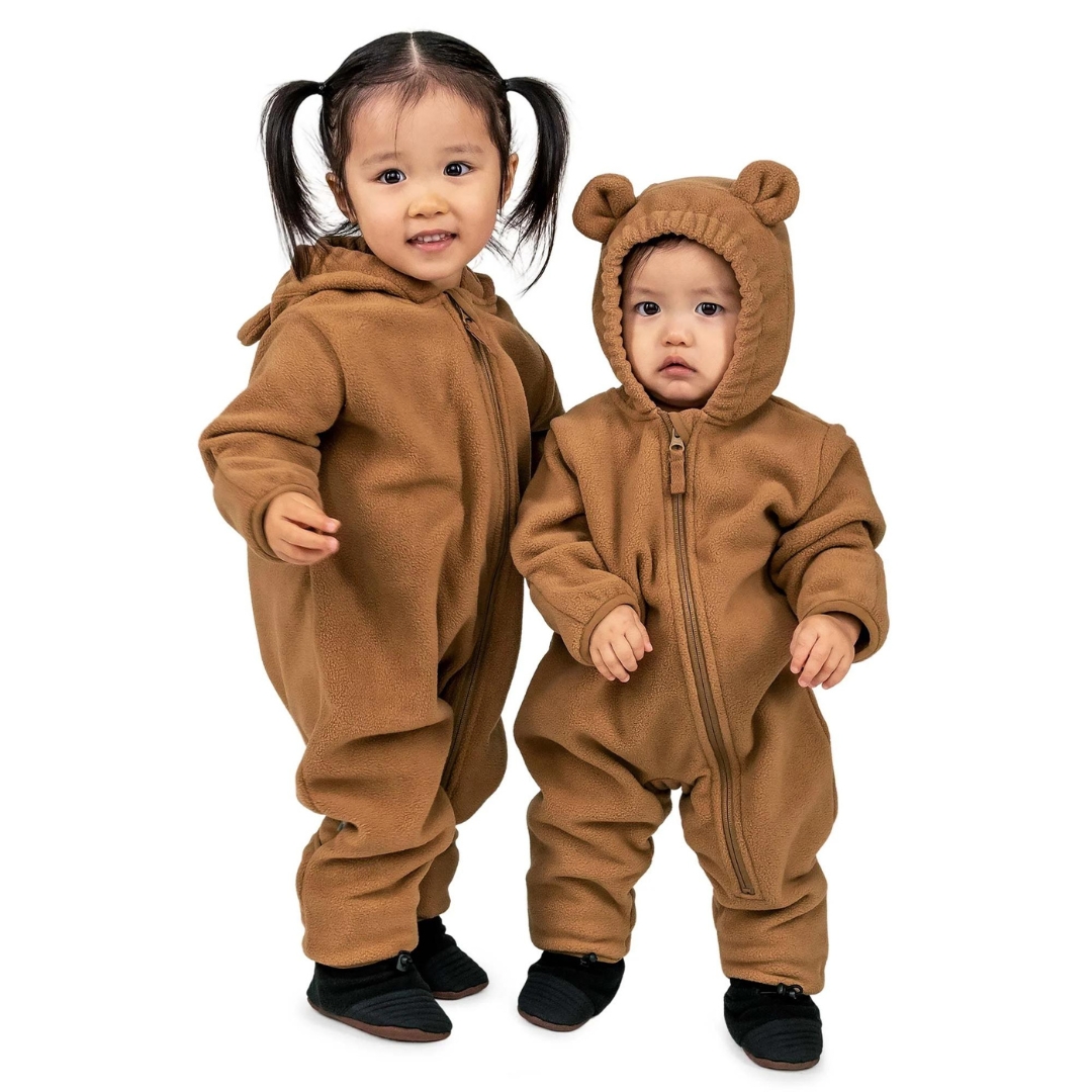 COMBINAISON EN LAINE POLAIRE JAN & JUL POUR BÉBÉ couleur BROWN BEAR vu du one piece brun pale porté par 2 bébés vu de la tête aux pied avec le capuchon à oreille sur la tête de face