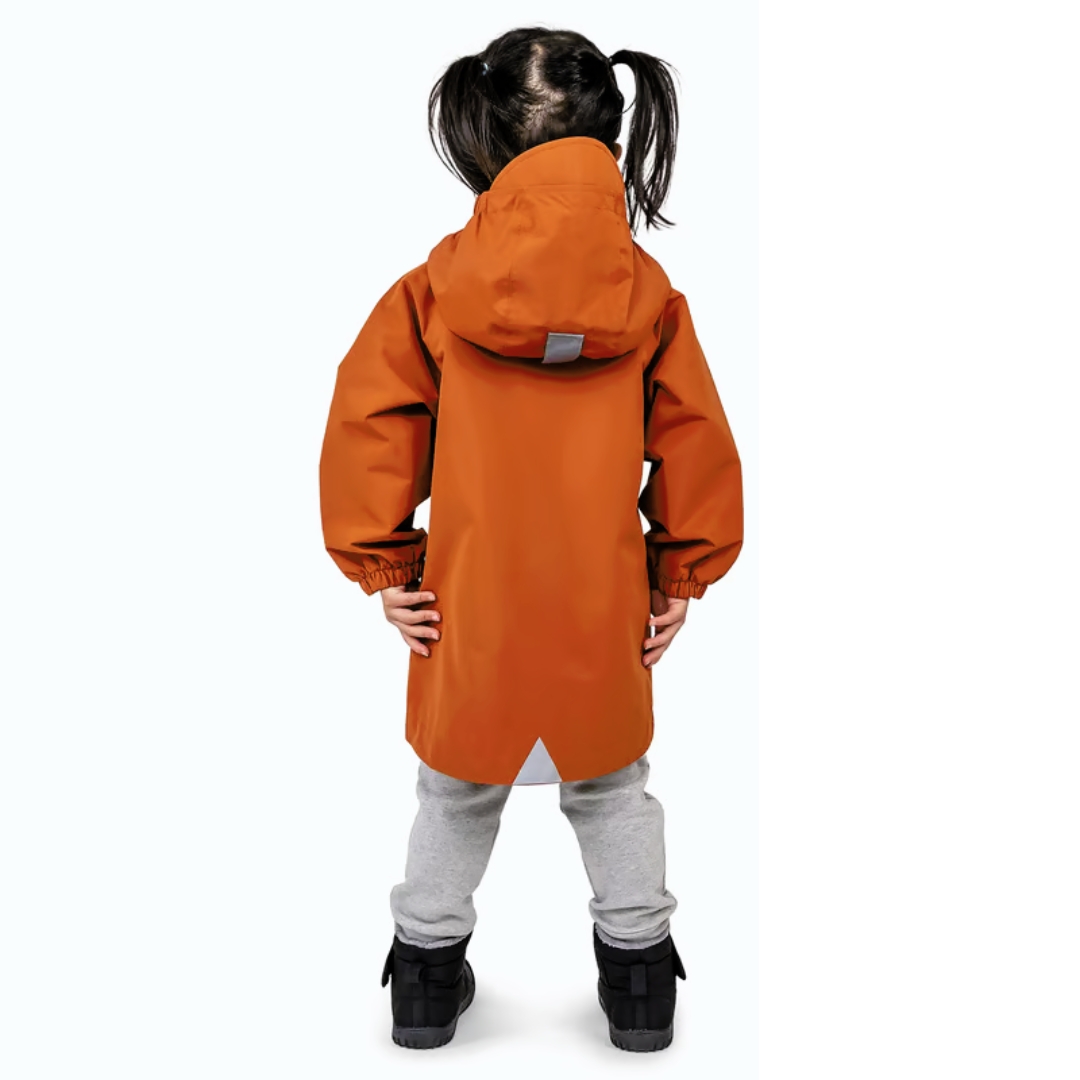 MANTEAU DE PLUIE JAN & JUL PUDDLE-DRY POUR ENFANT couleur TERRACOTTA vu du manteau orange brûlé porté par un enfant vu de la tête aux pieds de dos