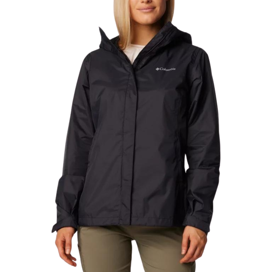 MANTEAU DE PLUIE COLUMBIA ARCADIA II POUR FEMME COULEUR 010-BLACK VU DU MANTEAU NOIR PORTÉ PAR UNE FEMME VUE E LA TÊTE AUX CUISSES DE FACE