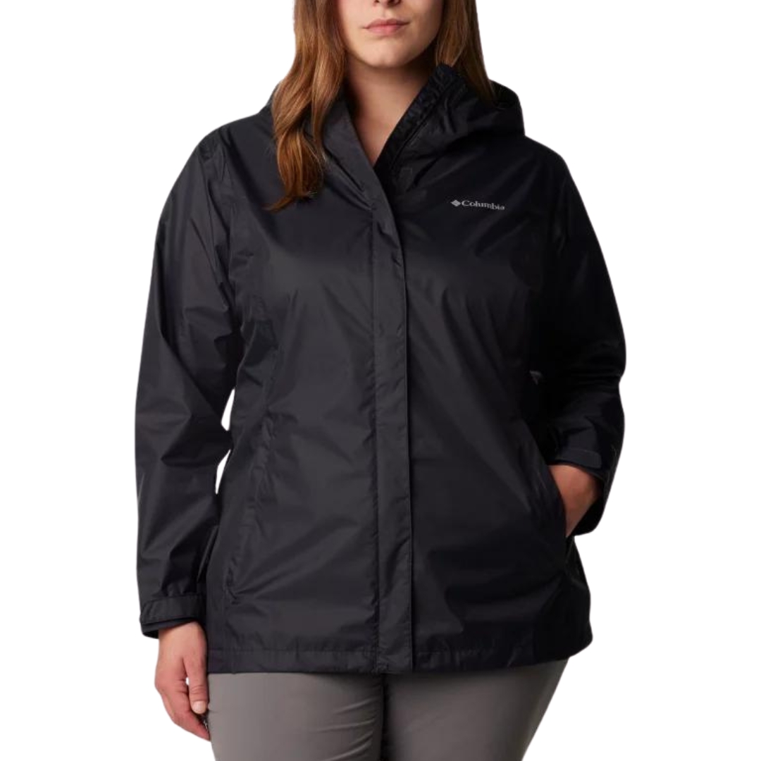 MANTEAU DE PLUIE COLUMBIA ARCADIA II POUR FEMME COULEUR 010-BLACK VU DU MANTEAU NOIR PORTÉ PAR UNE FEMME VUE E LA TÊTE AUX CUISSES DE FACE