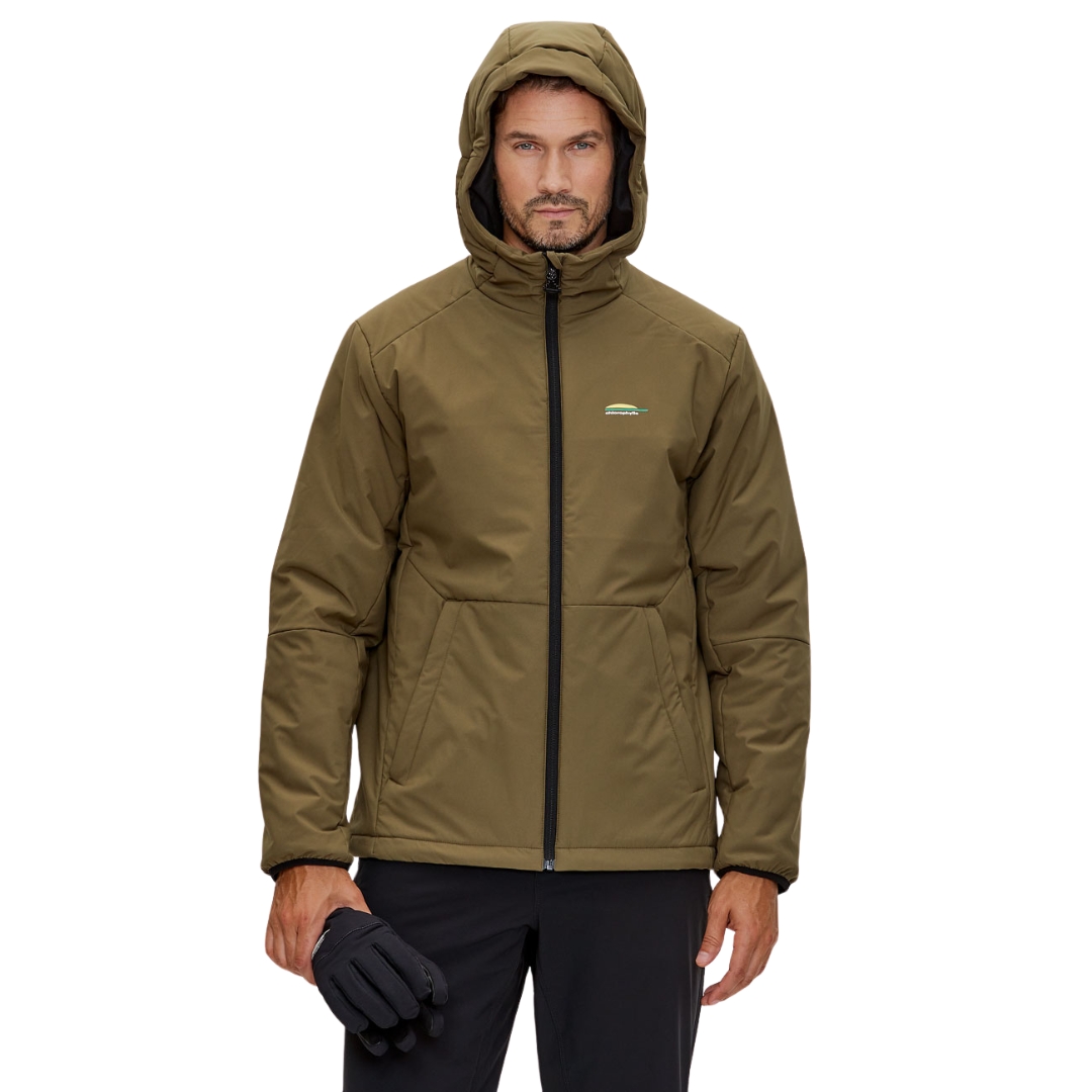 MANTEAU ISOLÉ À CAPUCHON CHLOROPHYLLE MONTFORT POUR HOMME couleur romarin vu du manteau vert kaki porté par un homme vu de la tête aux cuisses de face avec le capuchon sur la tête