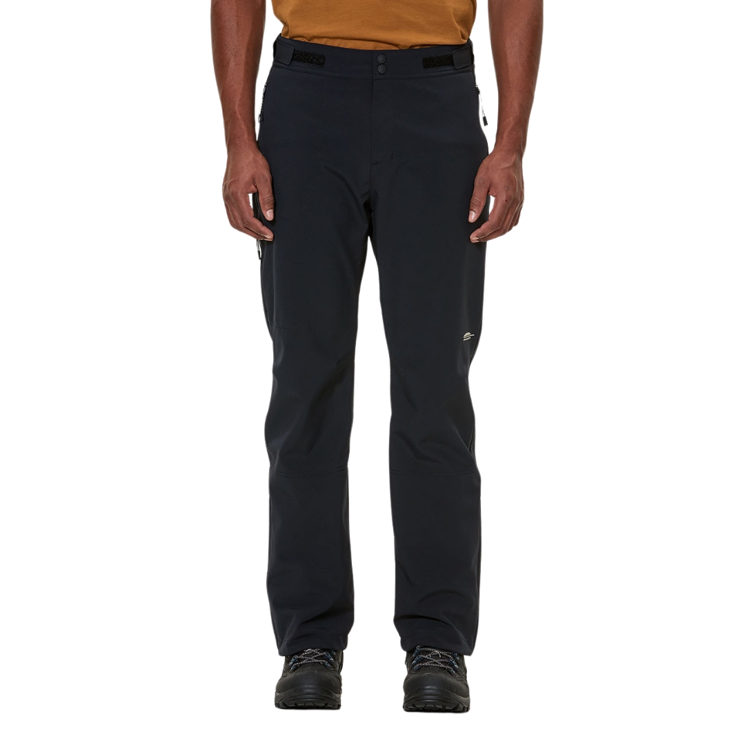 PANTALON DOUBLÉ EN SOFTSHELL CHLOROPHYLLE CRONOS POUR HOMME couleur noir pur vu du pantalon noir porté par un homme vu de la taille aux pieds de face