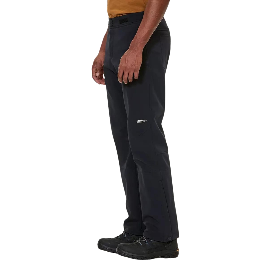 PANTALON DOUBLÉ EN SOFTSHELL CHLOROPHYLLE CRONOS POUR HOMME couleur noir pur vu du pantalon noir porté par un homme vu de la taille aux pieds de profil gauche