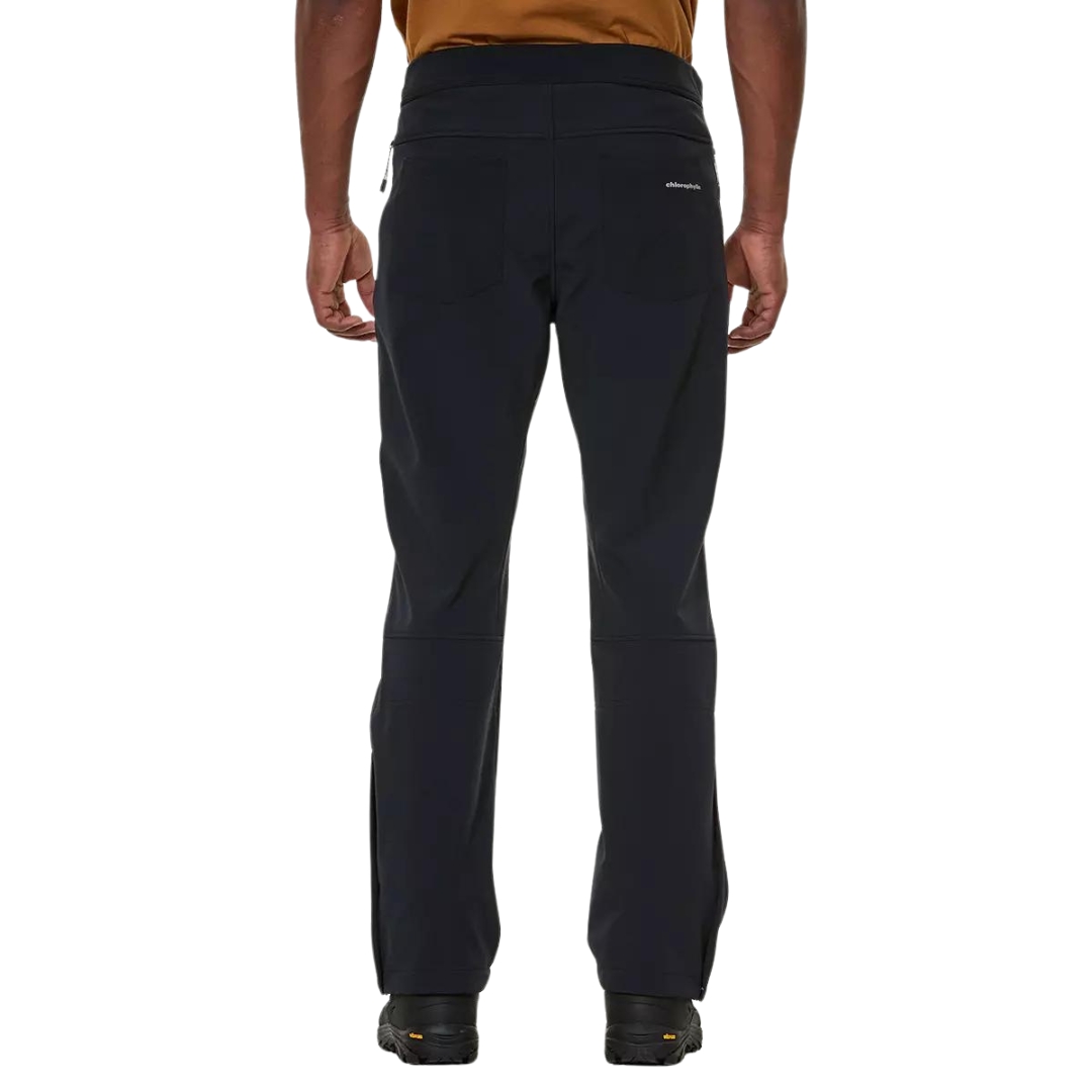 PANTALON DOUBLÉ EN SOFTSHELL CHLOROPHYLLE CRONOS POUR HOMME couleur noir pur vu du pantalon noir porté par un homme vu de la taille aux pieds de dos