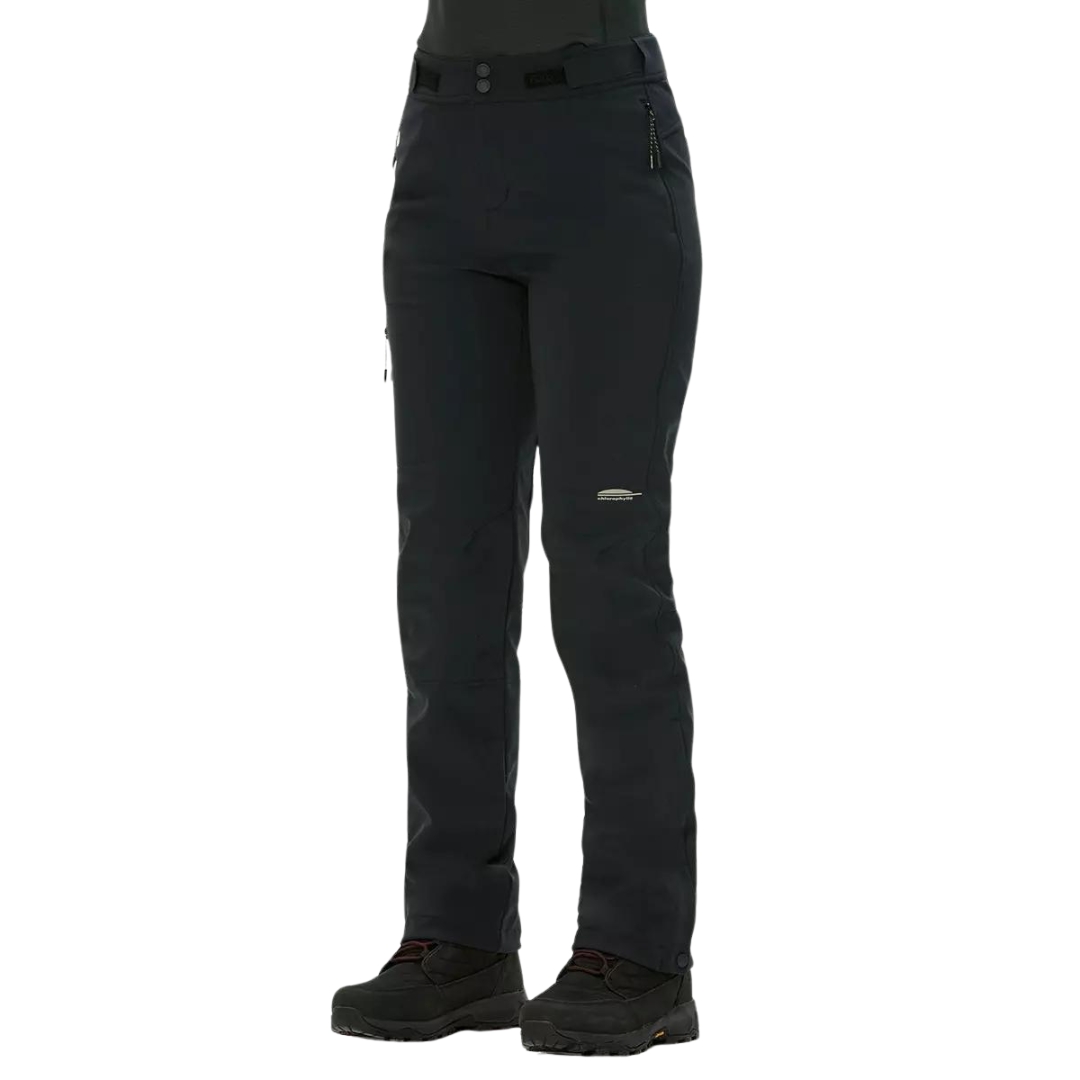 PANTALON DOUBLÉ EN SOFTSHELL CHLOROPHYLLE GAIA POUR FEMME couleur noir pur vu du pantalon noir porté par une femme vue de la taille aux pieds de profil avant gauche